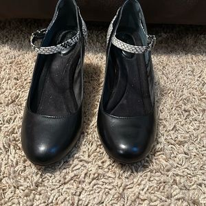 Giani Bernini black with snake skin print leather shoe.